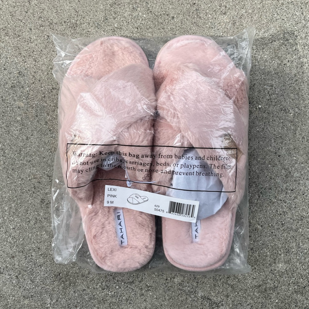 NWT Tahari Lexi Soft Pink Fuzzy Slide Slipper Size 9 Women’s Cross Top